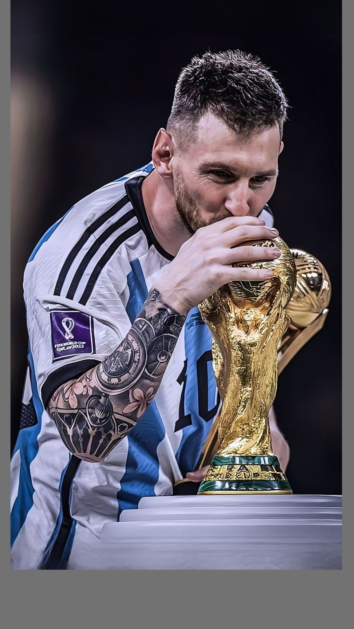 Messi besando la Copa del Mundo
